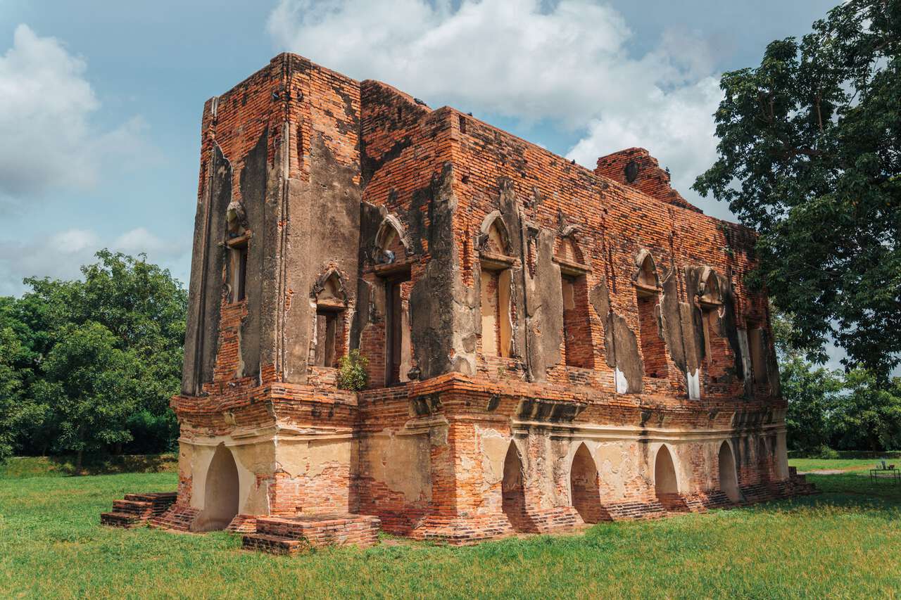 Phra Tamnak Kham Yat Ruin in Ang Thong