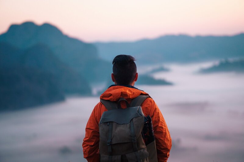 en person iført en orange jakke på Phu Langka i Phayao, Thailand