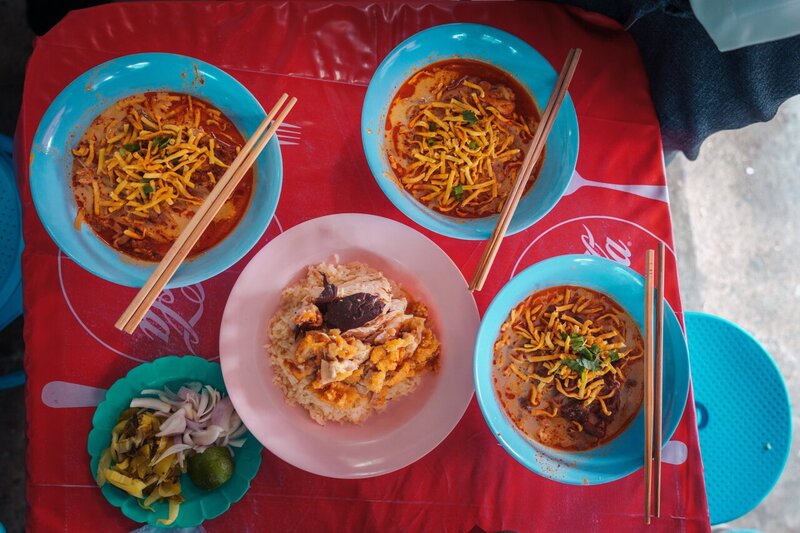 Khao Soi és csirke rizs Khao Soi Lung Prakit étterem Chiang Mai