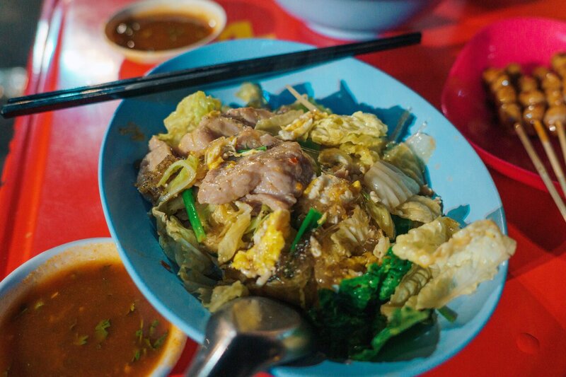 A seco sukiyaki com carne de porco de Chang Phueak Suki em Chiang Mai