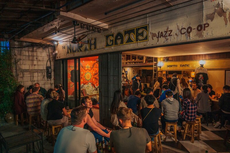 de ingang van de drukke North Gate Jazz Bar in Chiang Mai