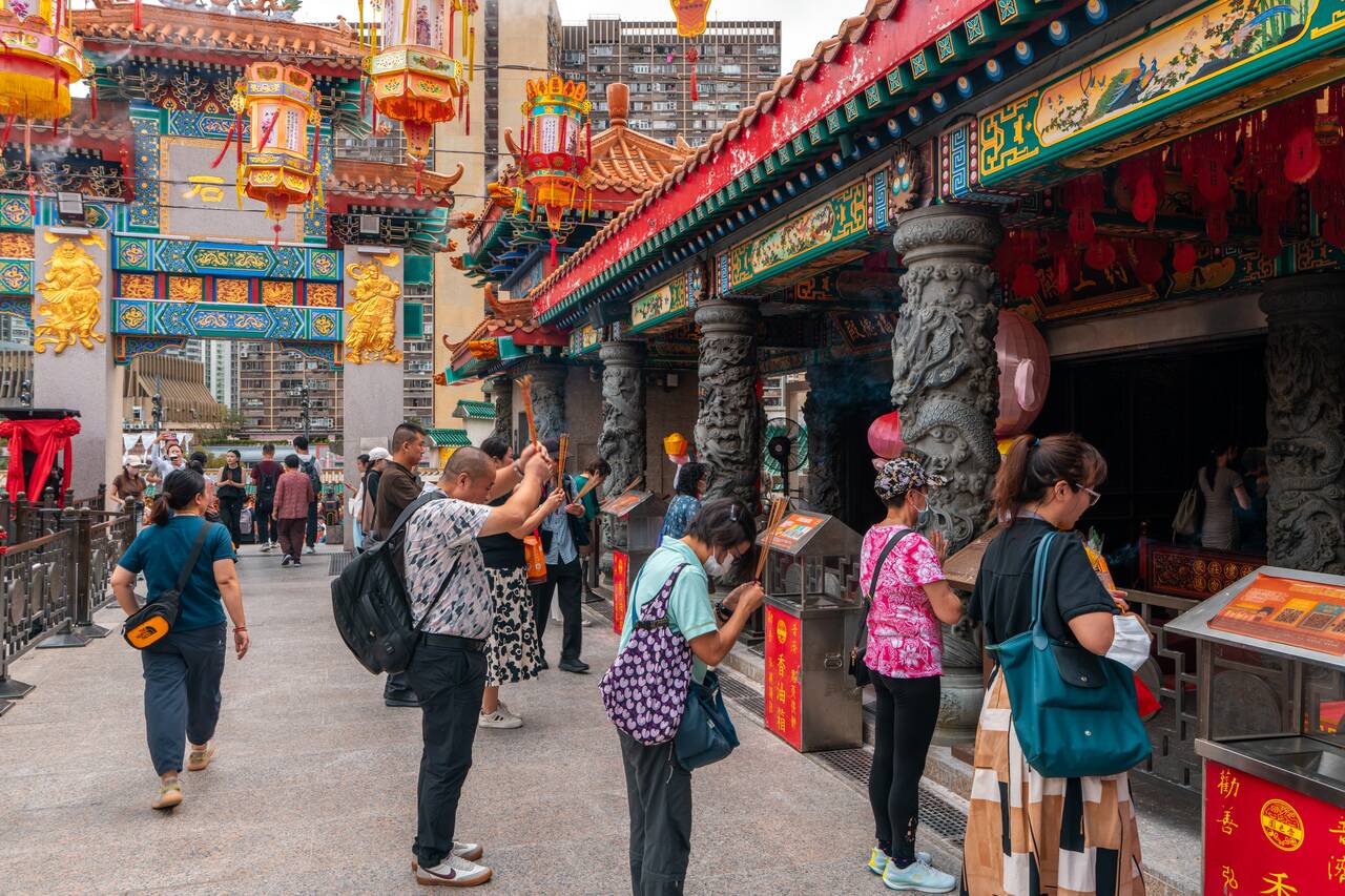 People lining up to pray at Sik Sik Yuen Wong Tai Sin Temple