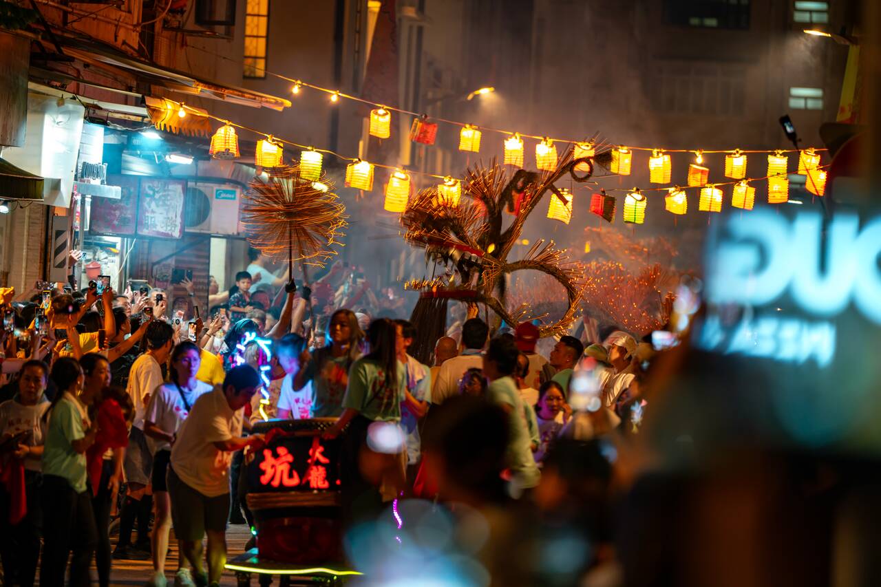 People performing Fire Dragon Dance at Tai Hang