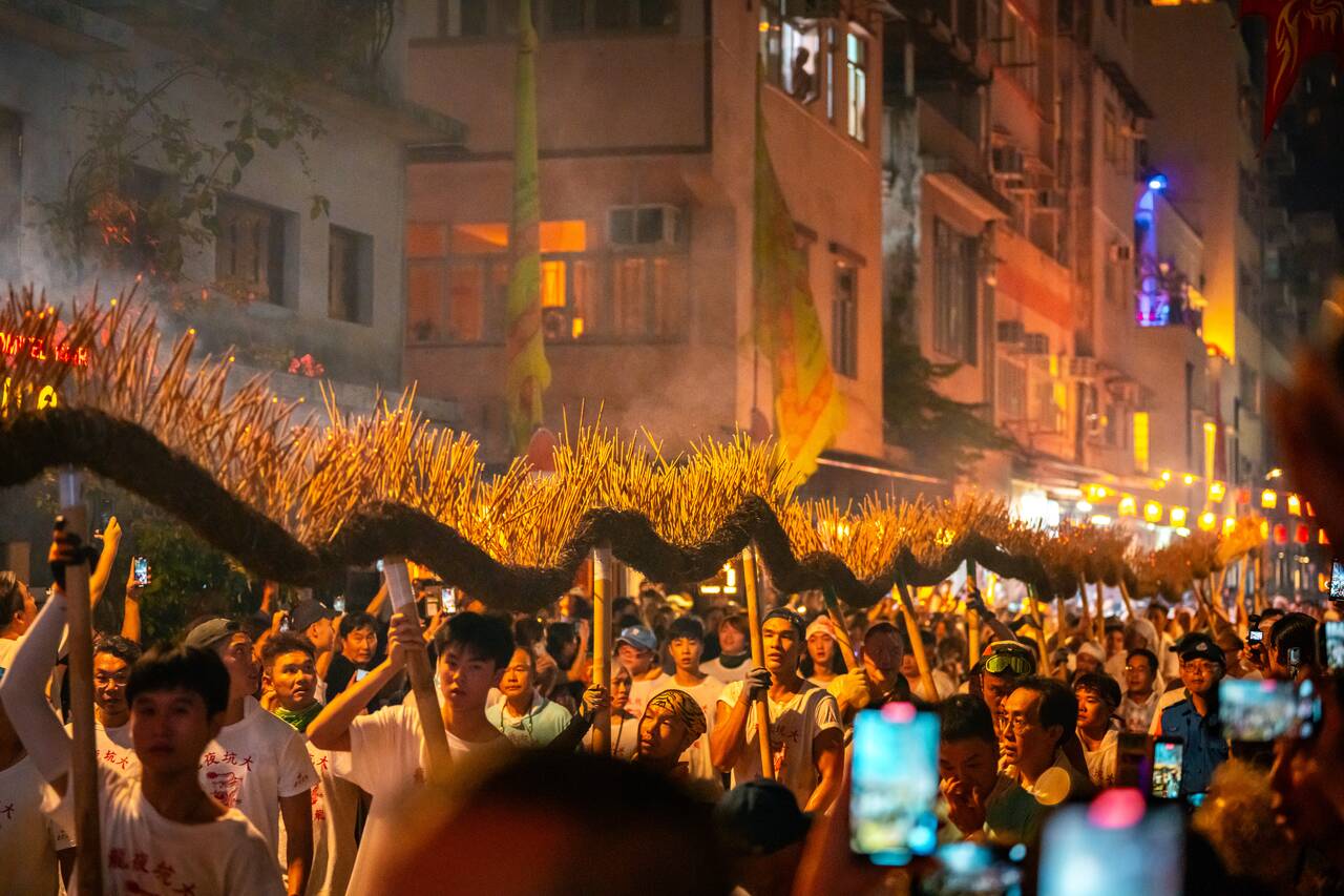 People carrying Fire Dragon at Tai Hang