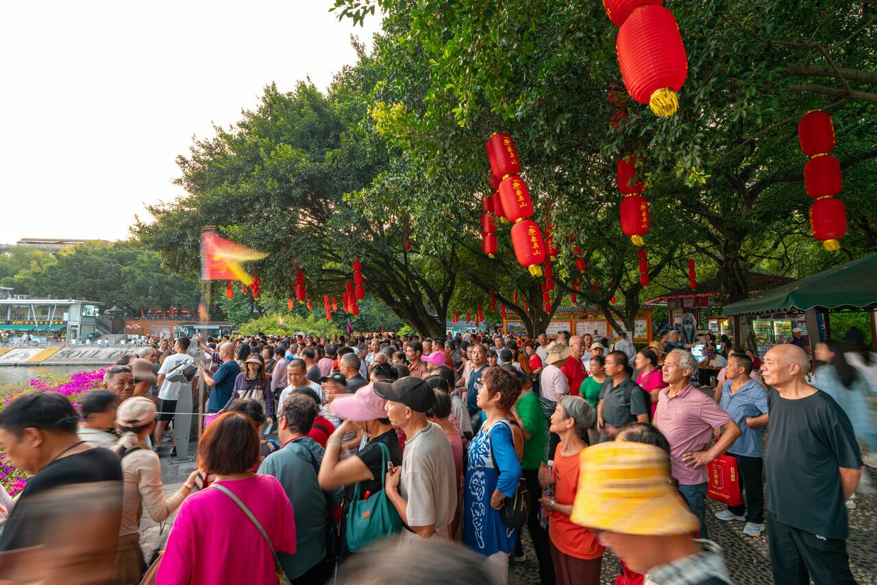 Crowds at Elephant Trunk Hill