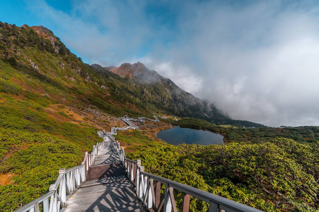 The hiking path at Cangshan Mountain