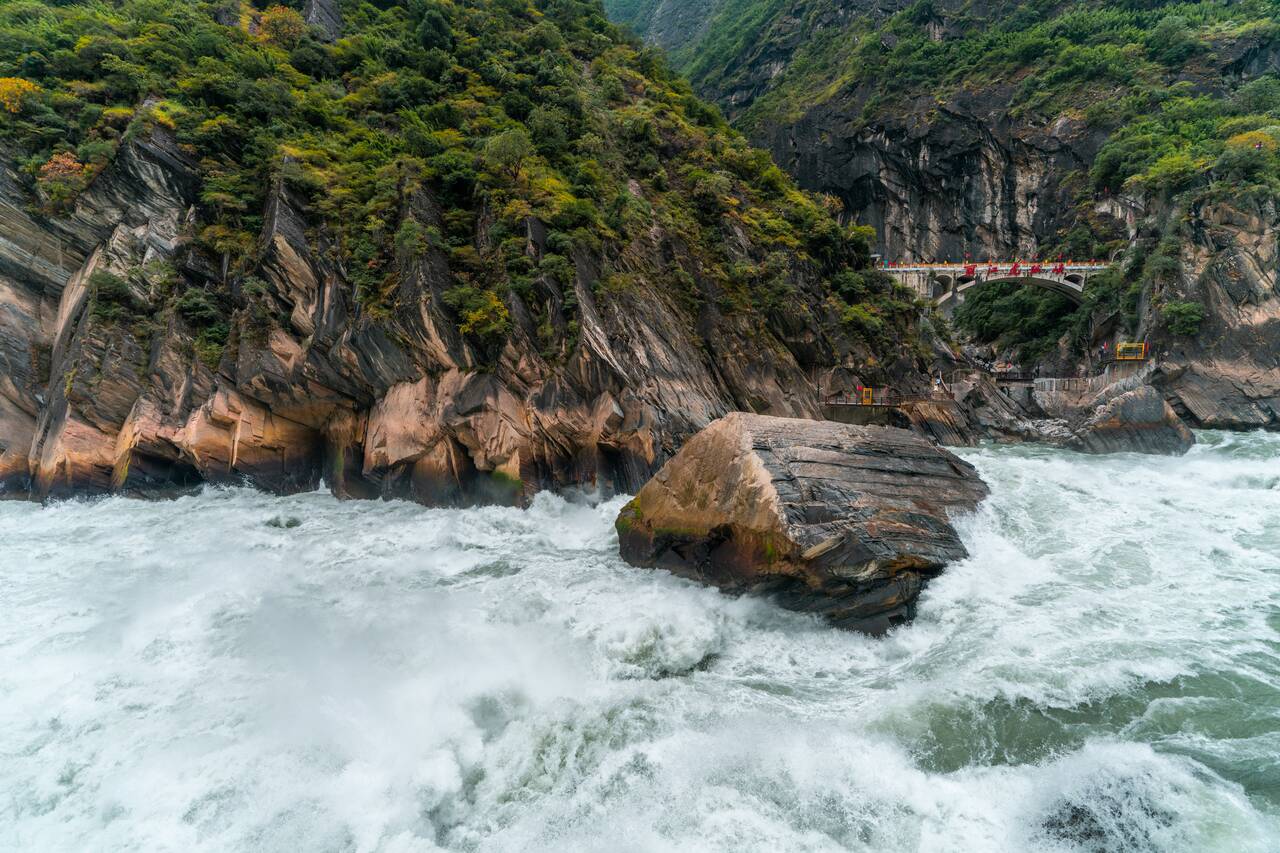 The powerful water current at Tiger Leaping Gorge