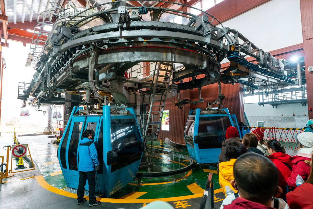 The cable car to Yulong Snow Mountain