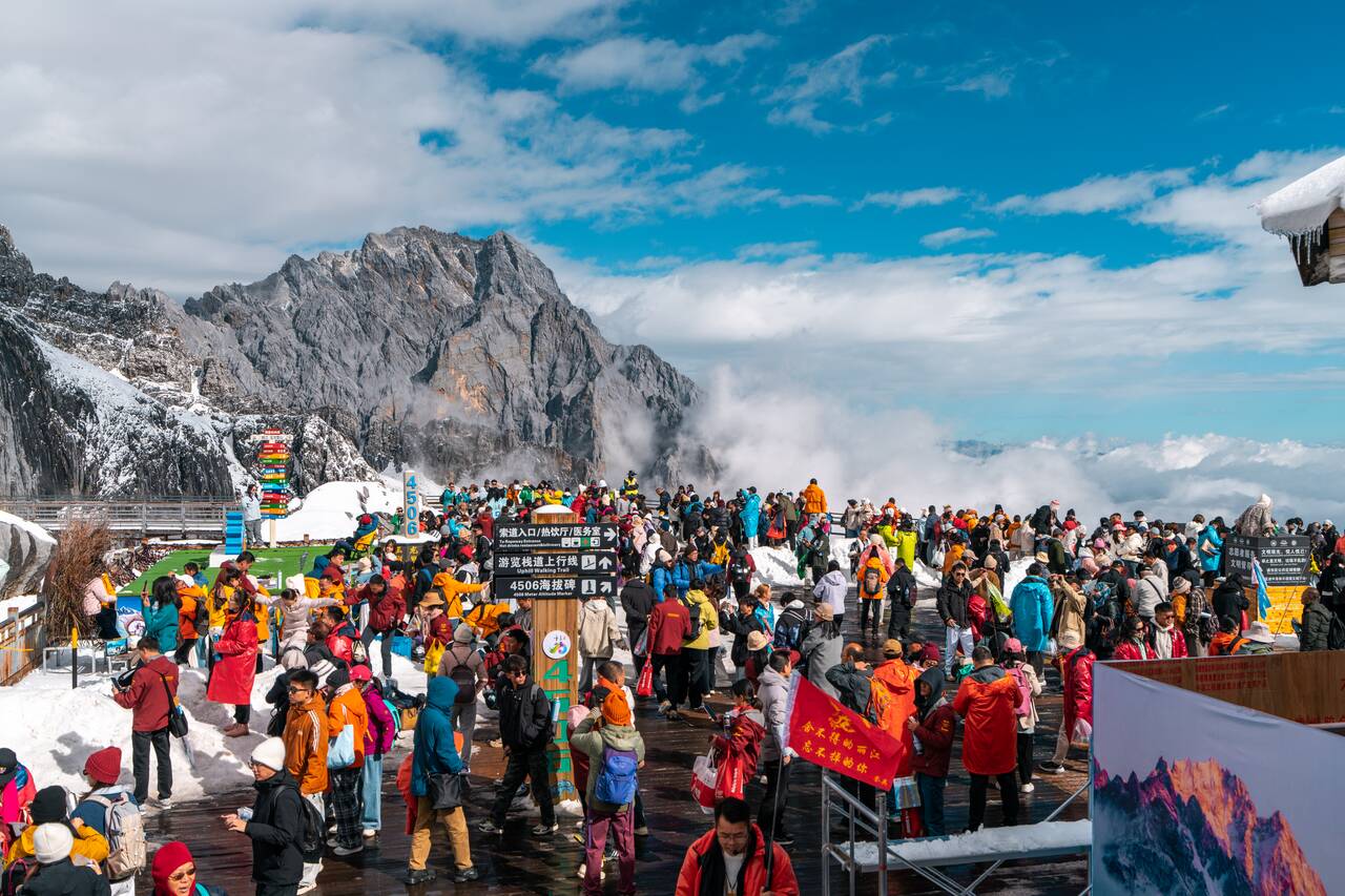 The crowds at Yulong Snow Mountain