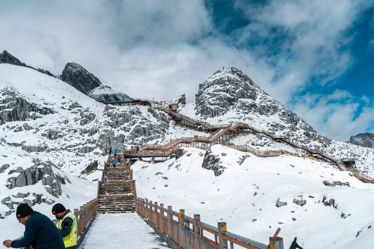 Hiking trail at Yulong Snow Mountain