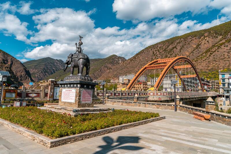 Visiting Yading: A Complete Travel & Hiking Guide