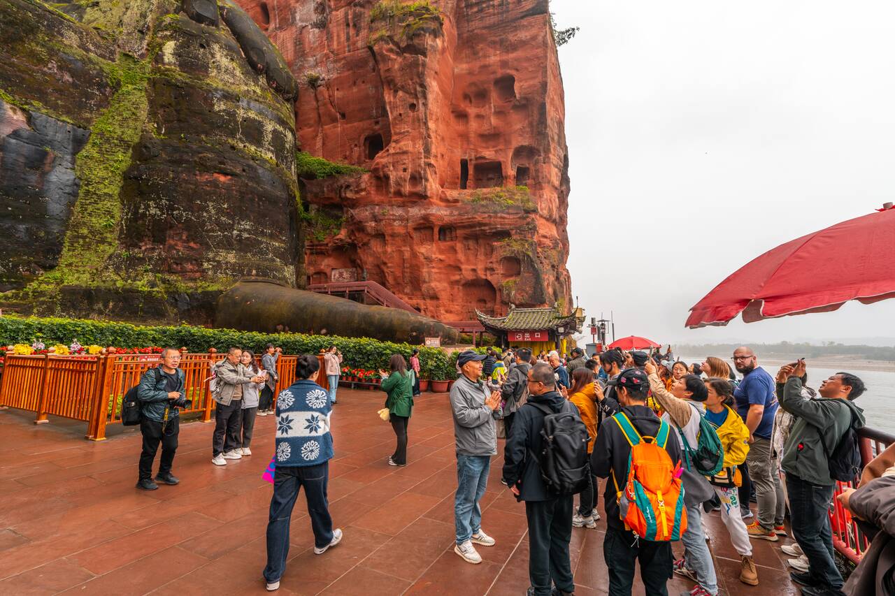 The crowds at the foot of Leshan