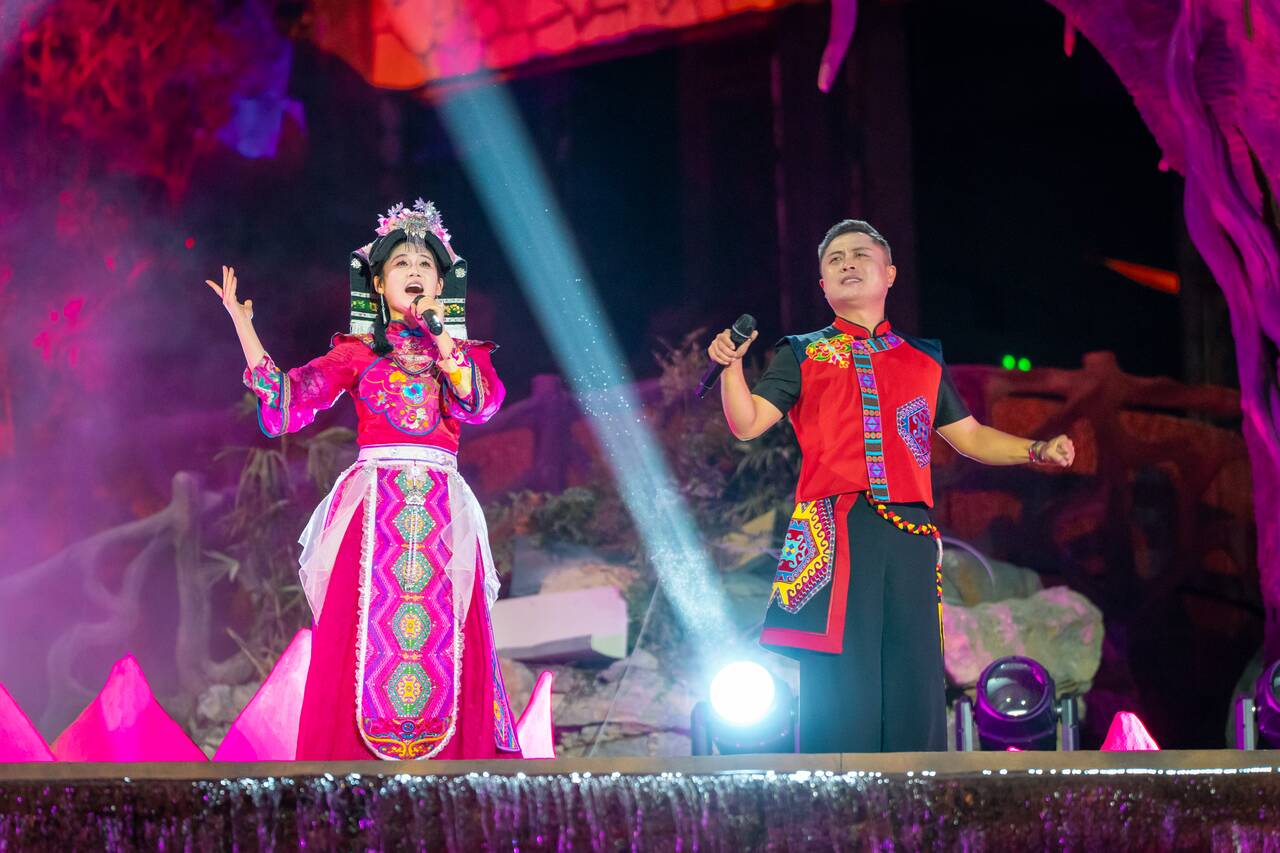 2 performers singing at 72 Strange Buildings