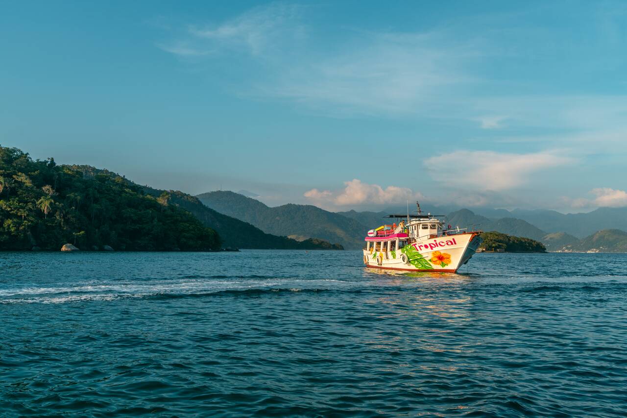 A boat in the middle of the ocean in Costa Verde