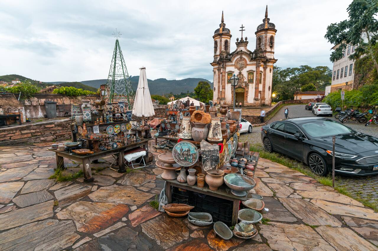 Feira de Artesanato de Ouro Preto with a church in the background