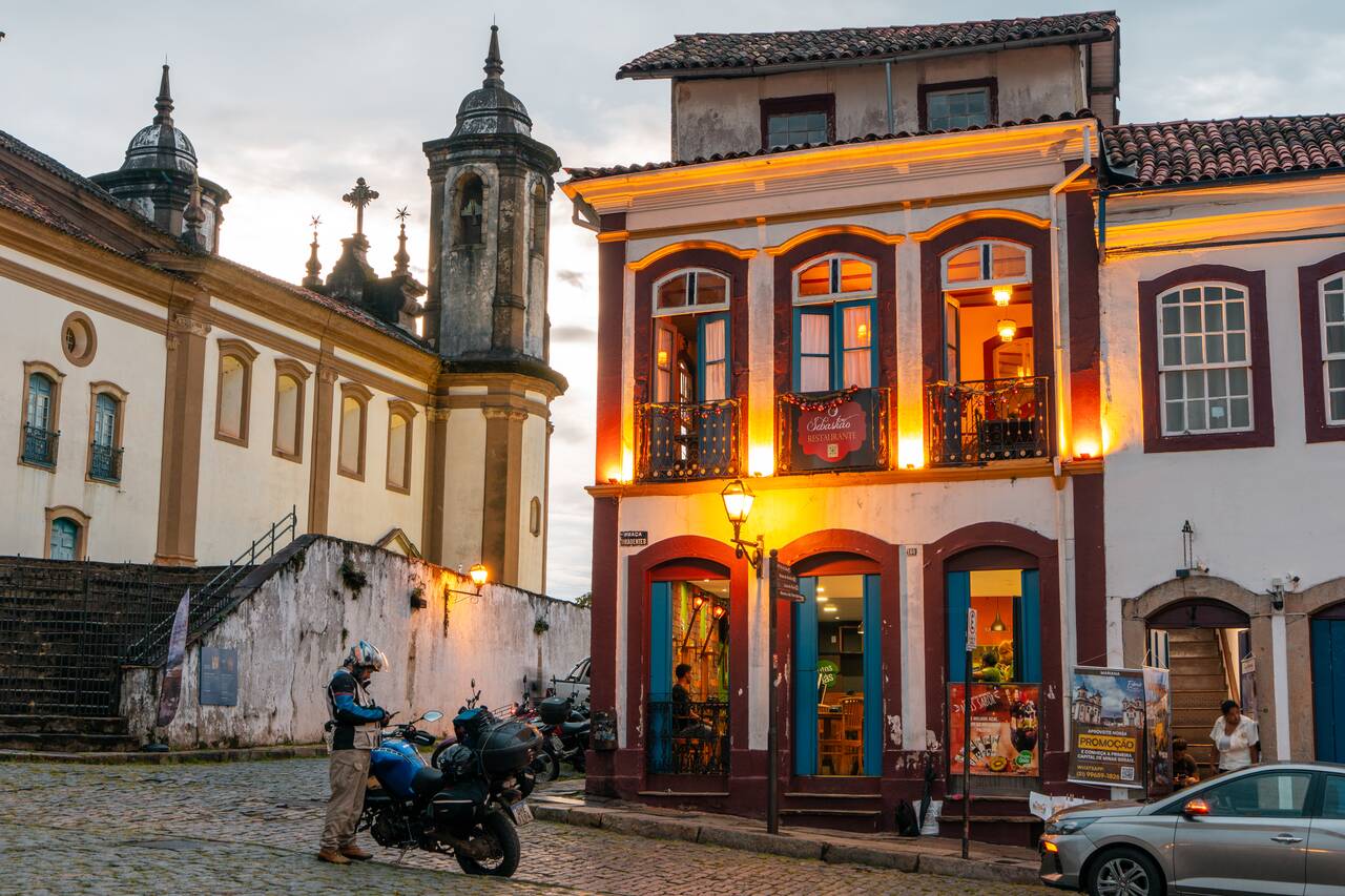 A motorbike by a colonial building at Praça Tiradentes
