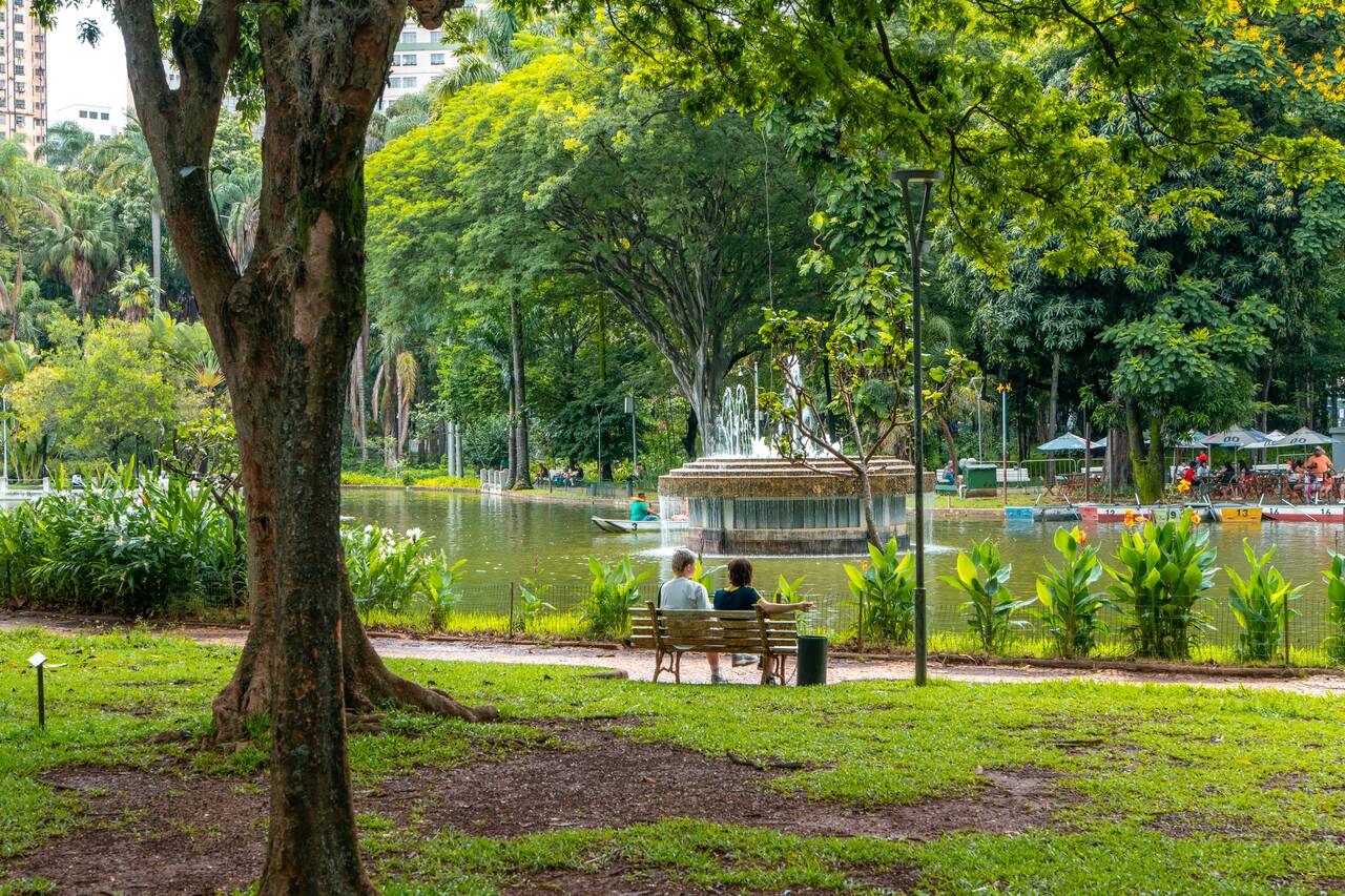 People sitting at Américo Renné Giannetti City Park