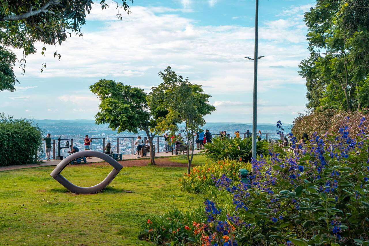 People at Mirante do Mangabeiras