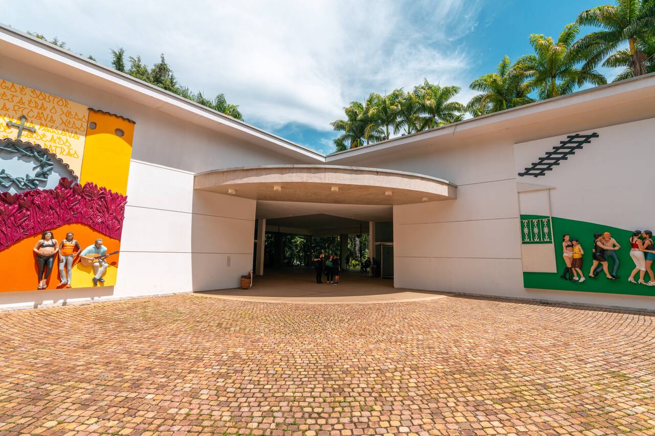 The exterior of Praรงa Gallery