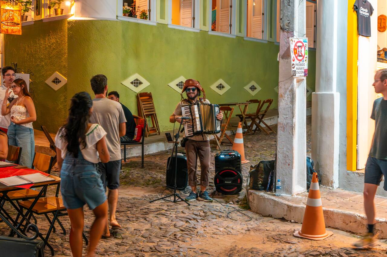 Street performers at Lencois at night