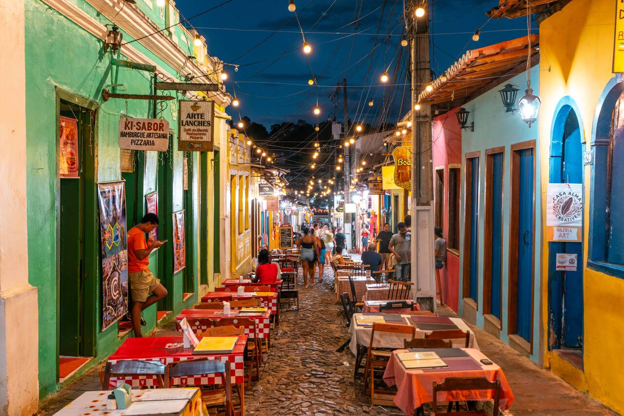 Tables along Lencois street at night