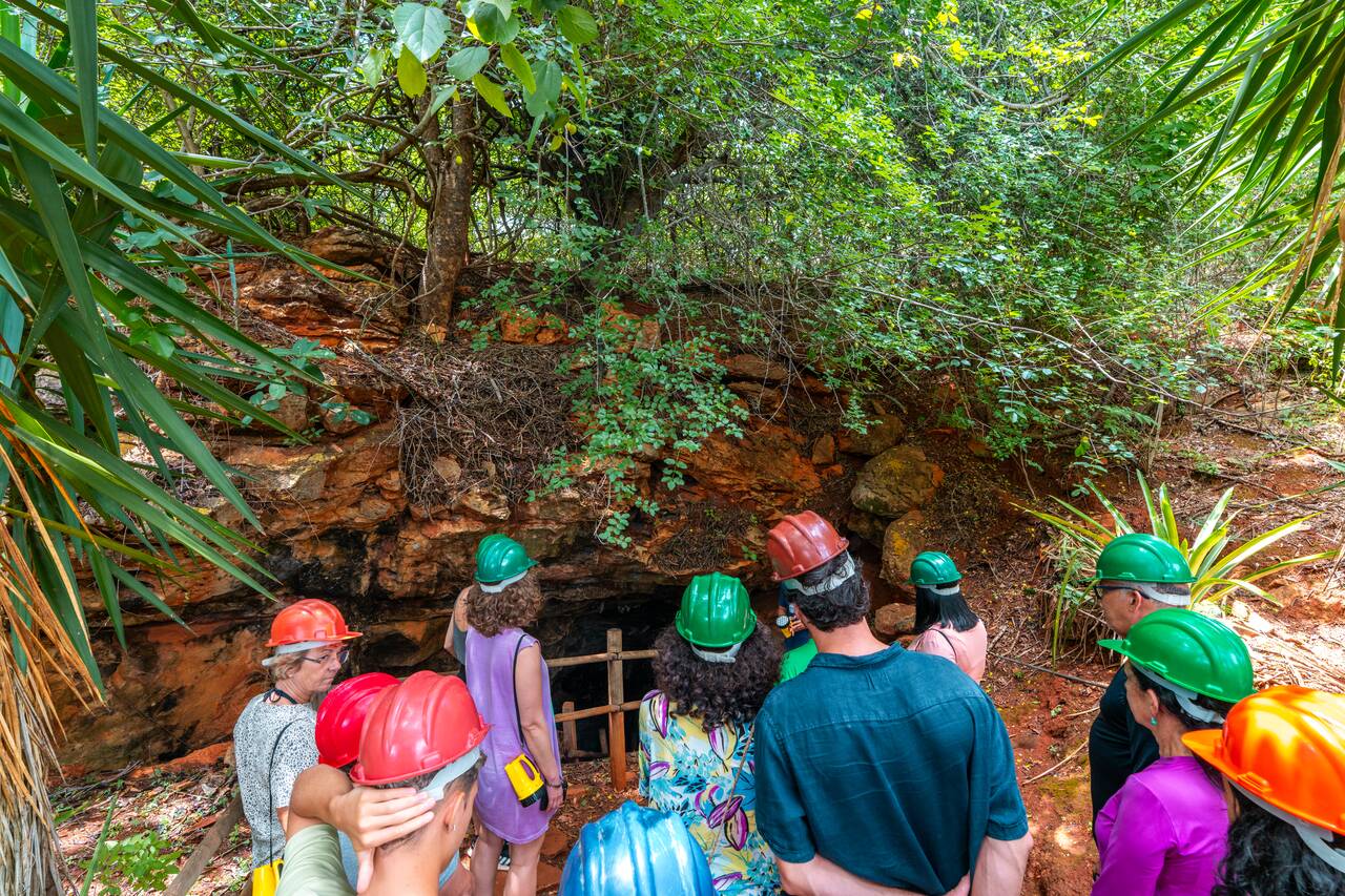 People with helmet at a cave in Chapada Diamantina