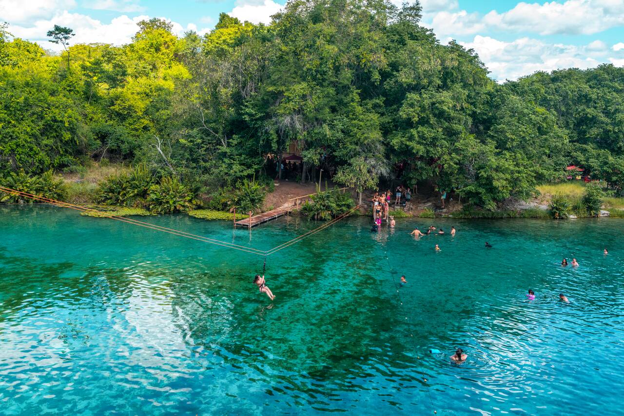 A person ziplining at Pratinha