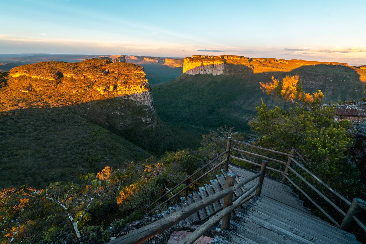 The hiking path down Morro do Pai Inácio at sunset