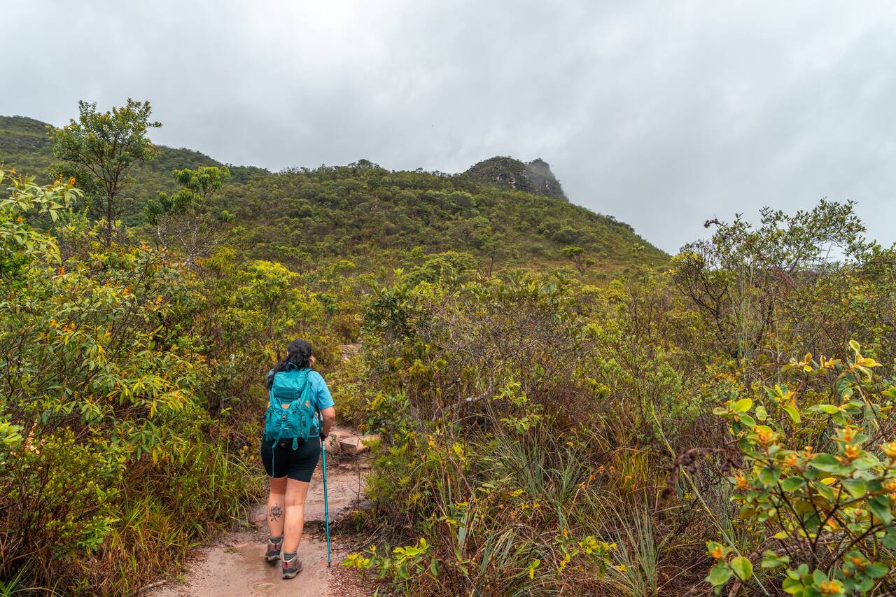 A person hiking up the trail to Cachoeira da Fumaça
