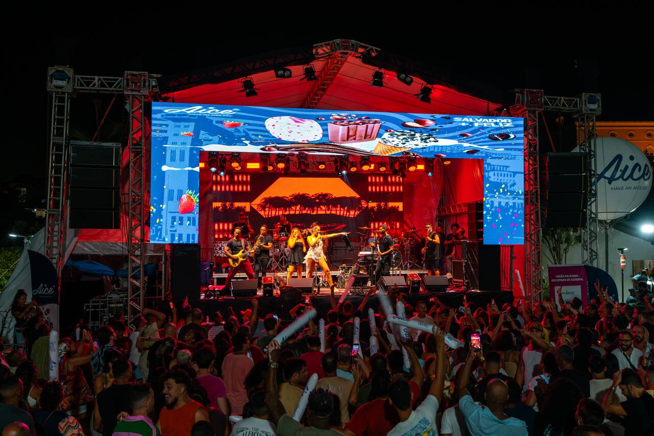 Cheiro de Amor performing at Praça das Artes