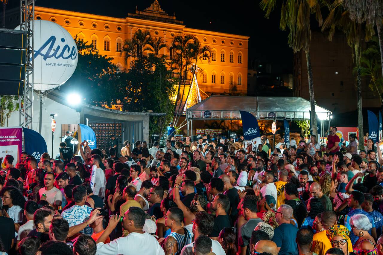 People dancing at Praça das Artes