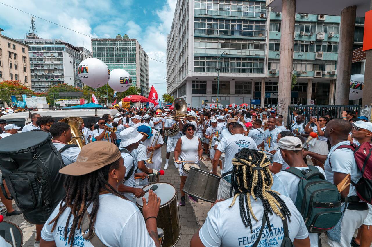 Bands performing on the streets of Bonfim Festival