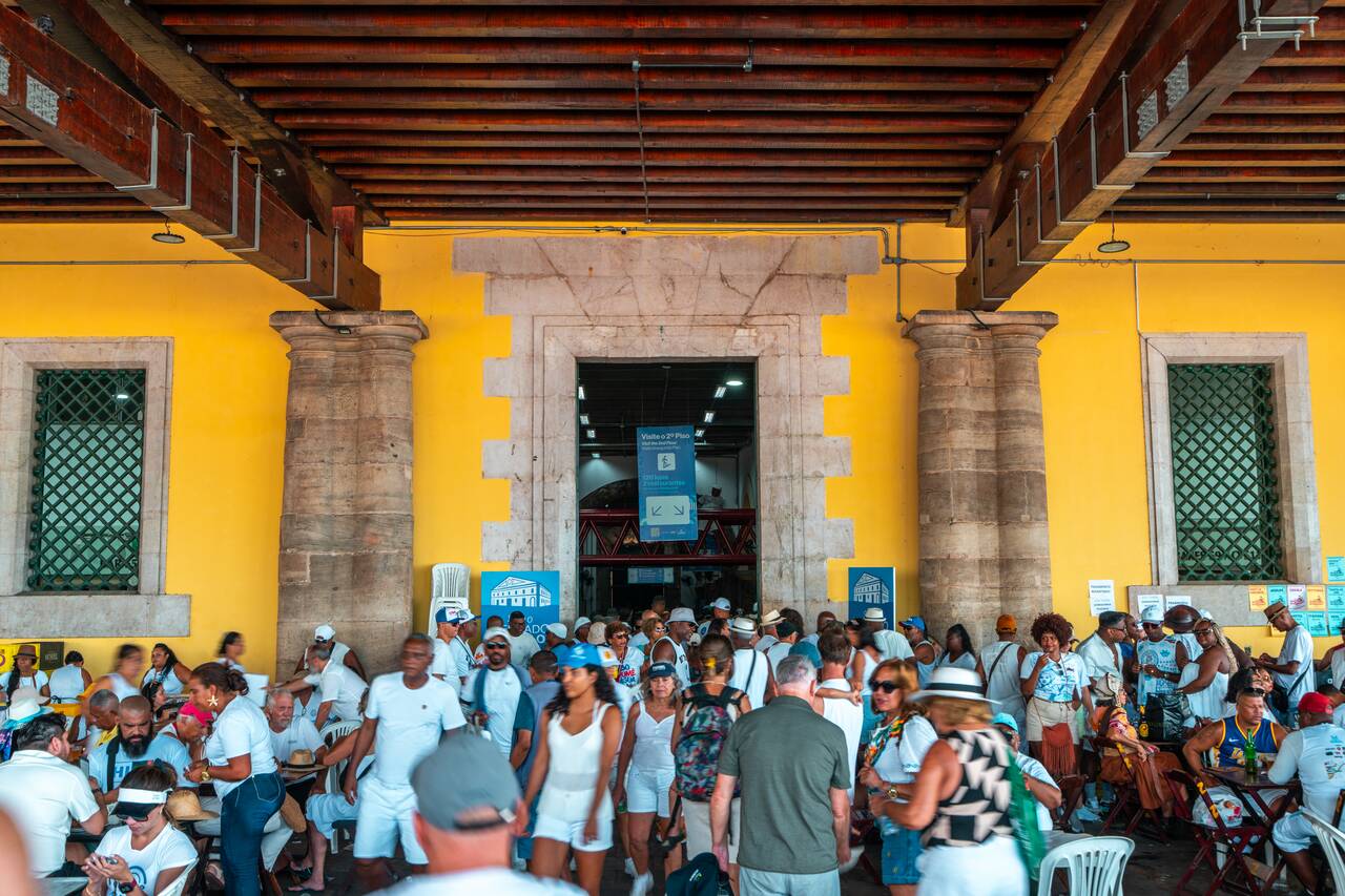The entrance full of people at Mercado Modelo