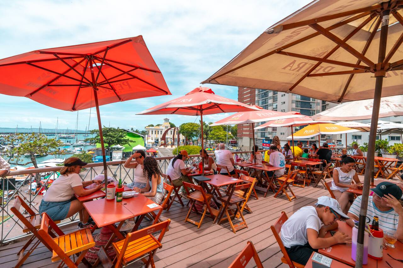 A cafe with a balcony at Mercado Modelo