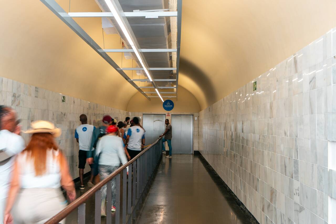 People walking to the elevator inside Elevador Lacerda