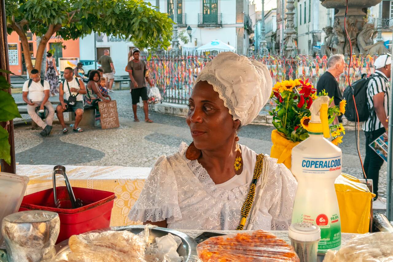 A Baiana dressed in white making my Acaraje