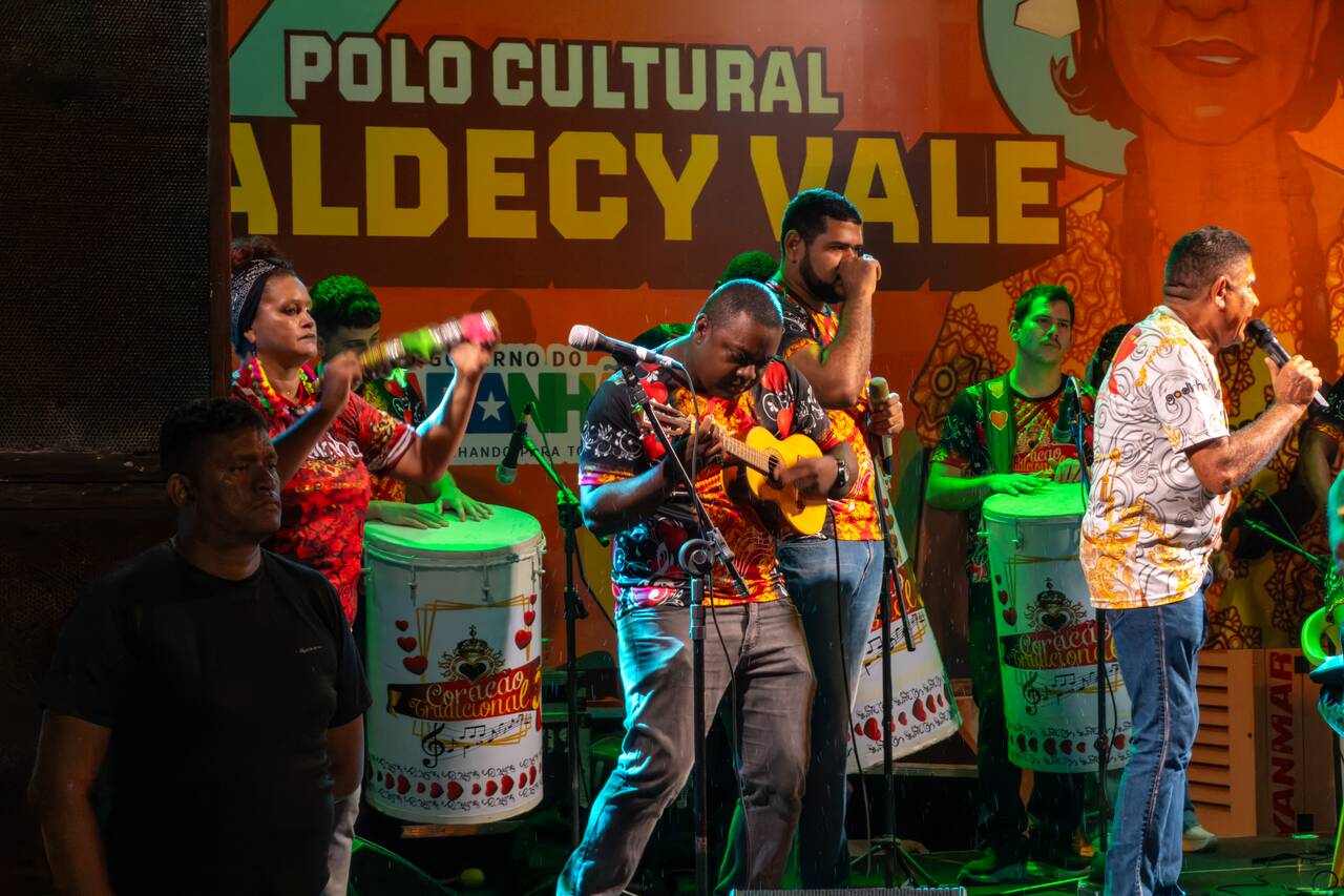 A local playing Ukulele at Plaza Nauro Machado