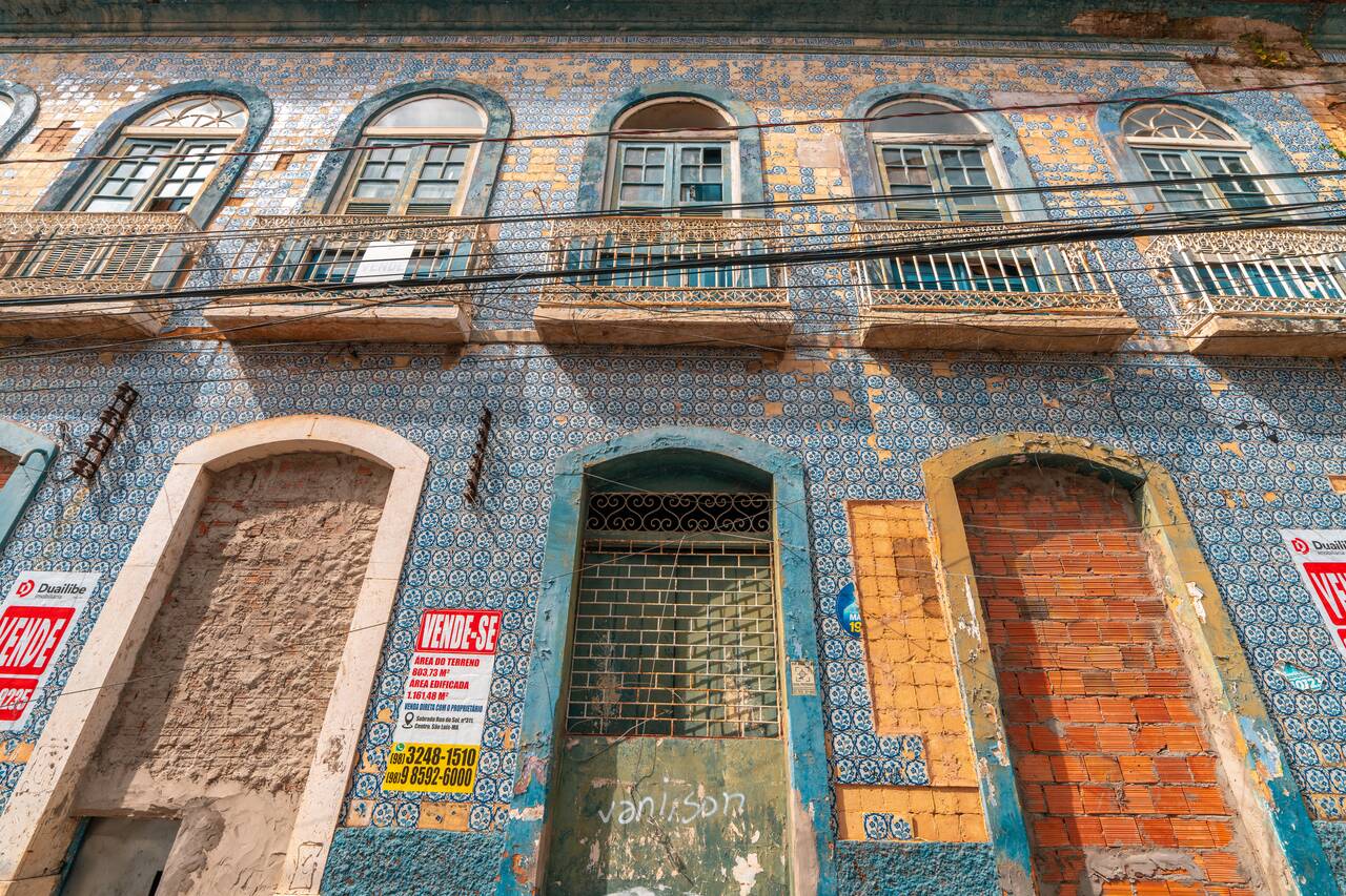Tiled building next to Museu Histórico e Artístico do Maranhão