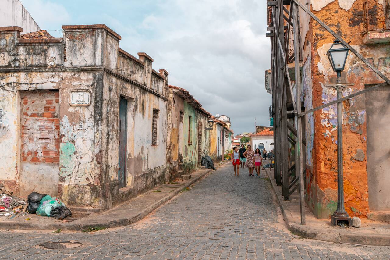 The quiet street towards Convent of Mercês