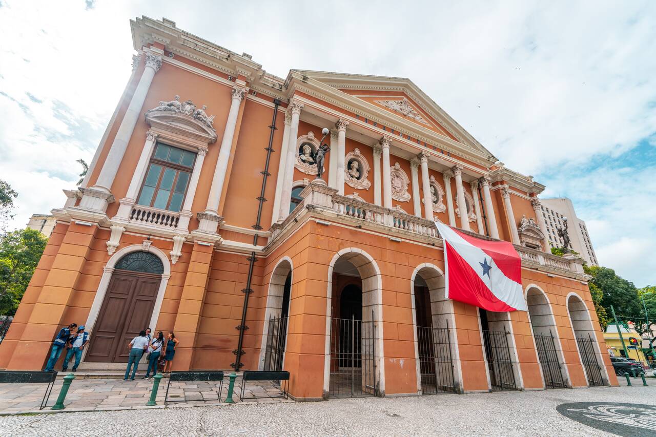 Theatro da Paz to the side