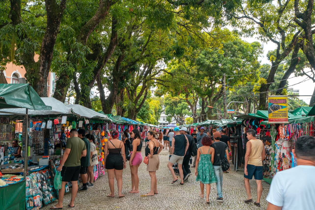 People shopping at the sunday market at Praça da República