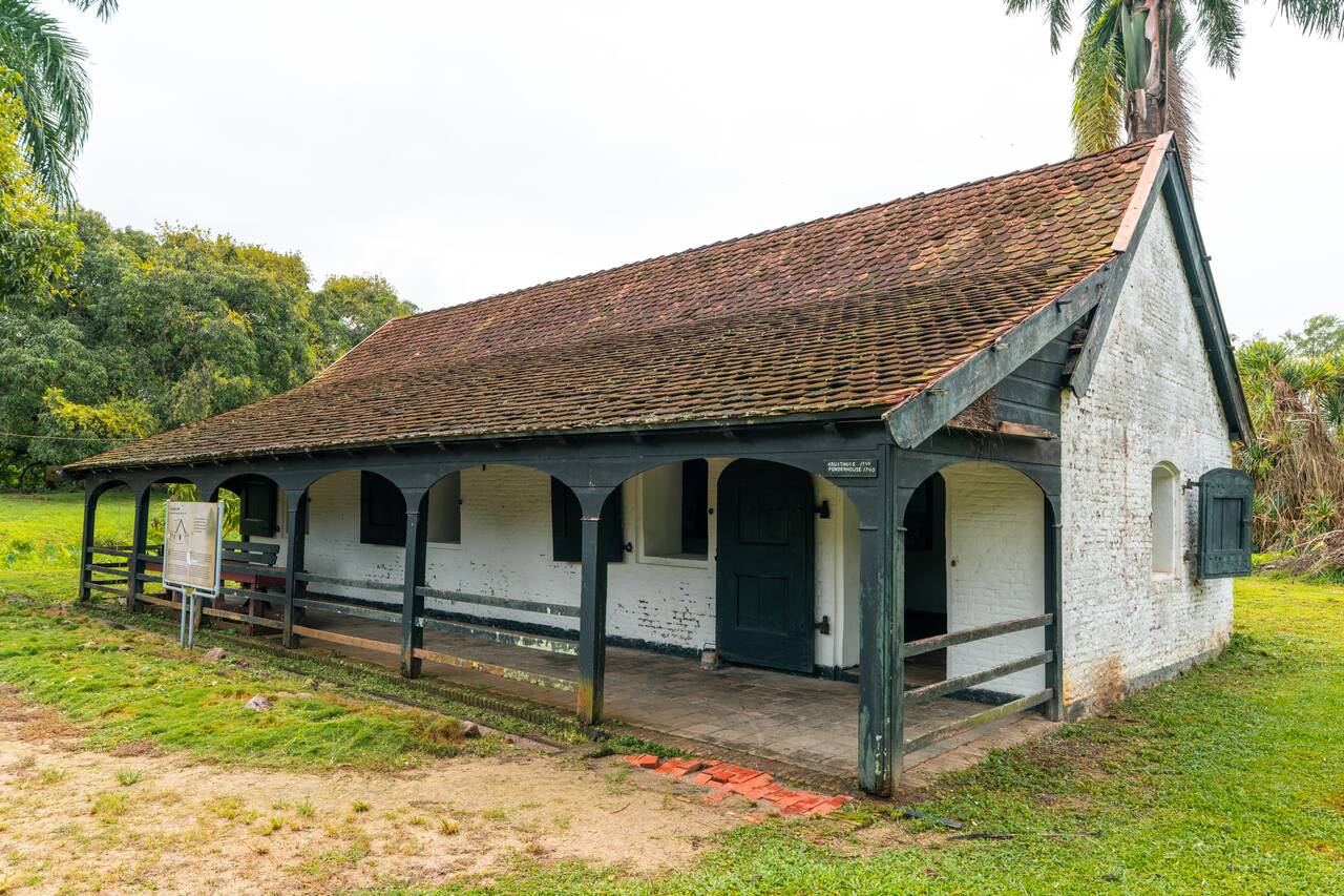 Old colonial style barrack at Nieuw Amsterdam Fort