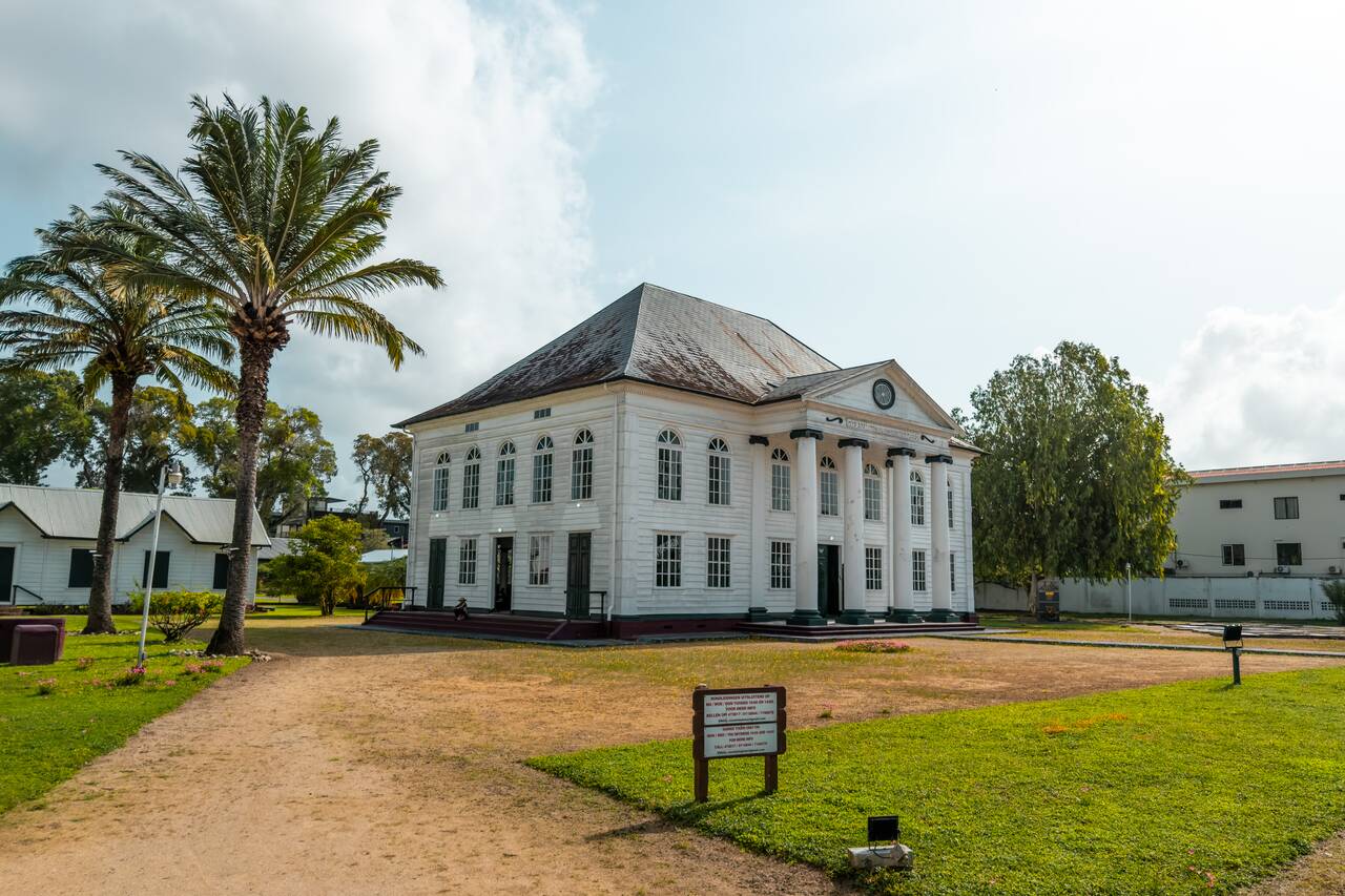 exterior of Neveh Shalom Synagogue