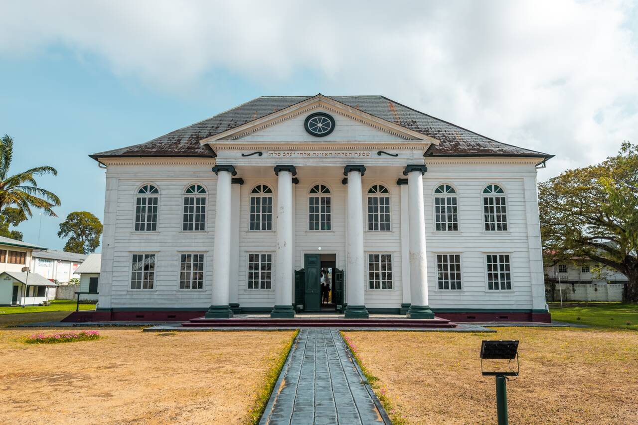 The entrance of Neveh Shalom Synagogue
