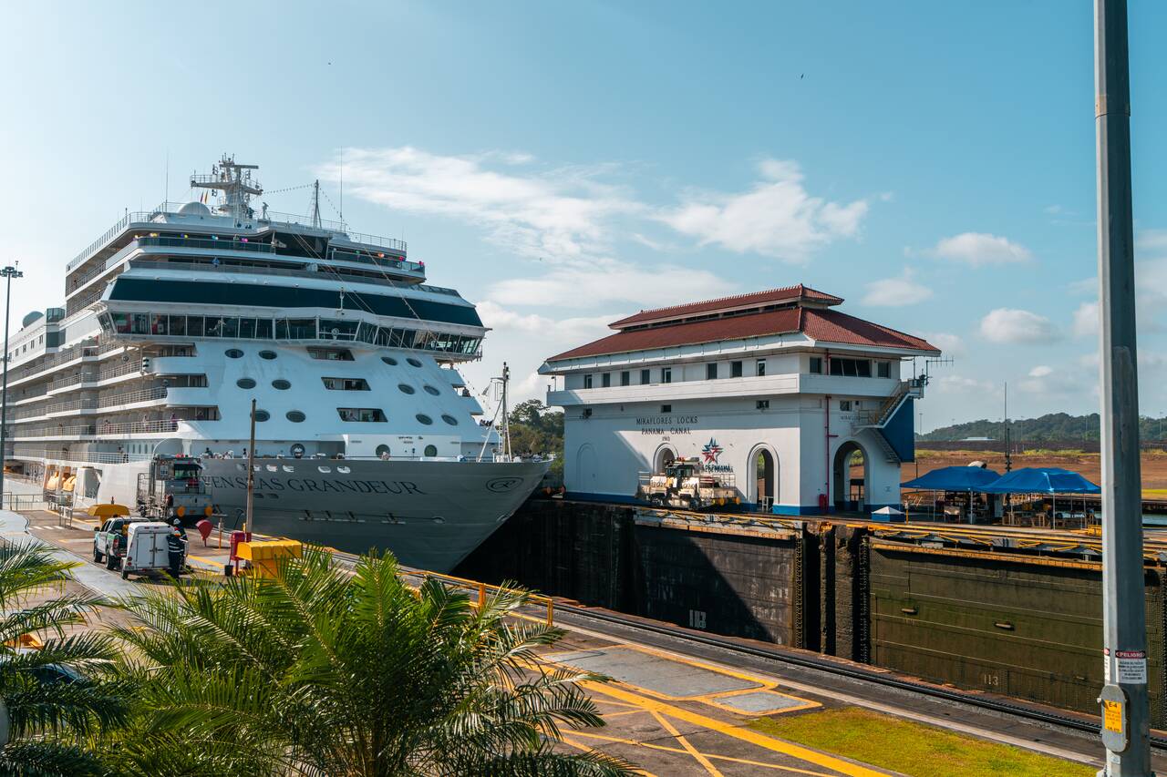 A cruise crossing the Panama Canal