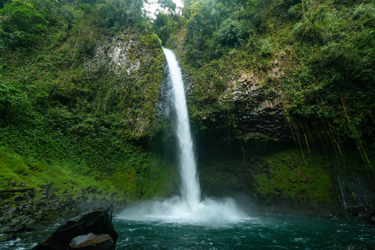 Water flowing down at La Fortuna Waterfall