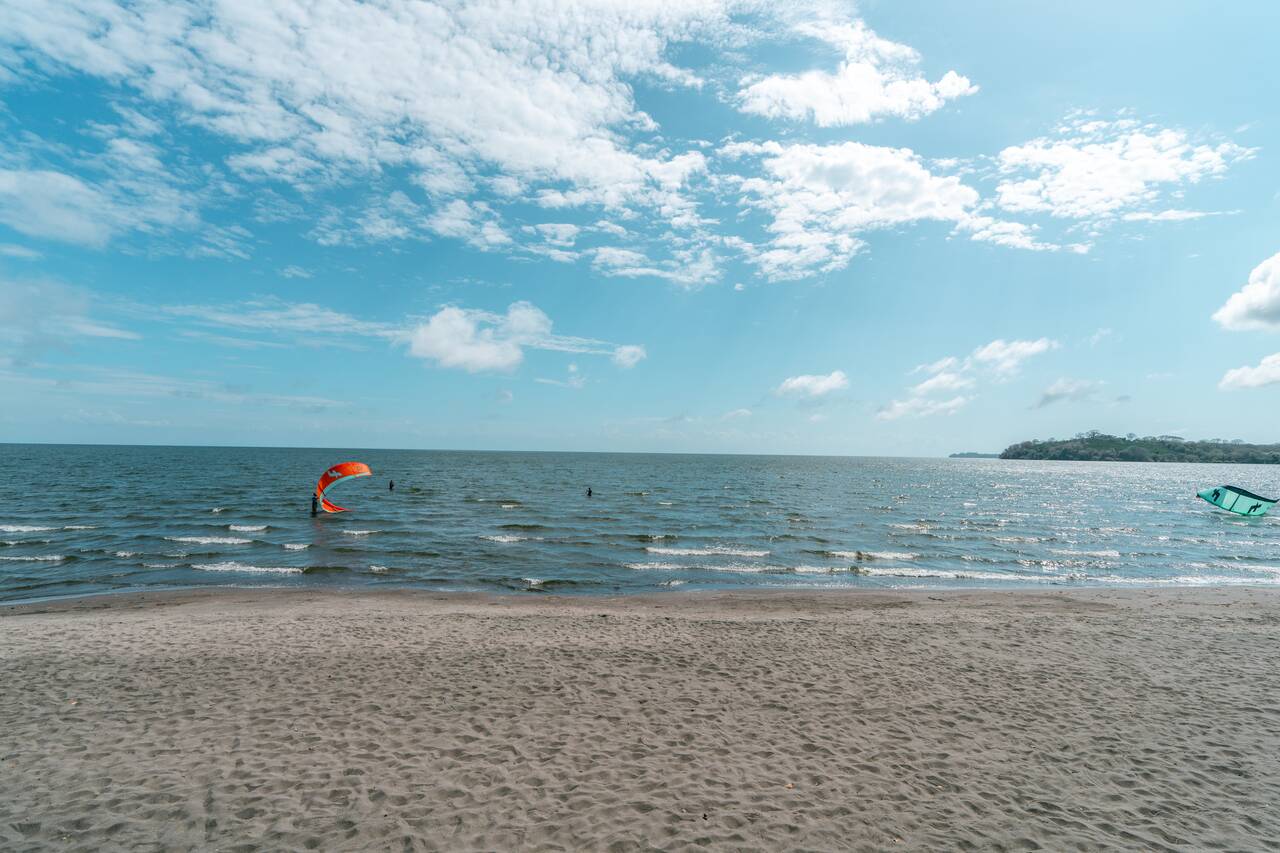 People kitesurfing at Playa San Fernando