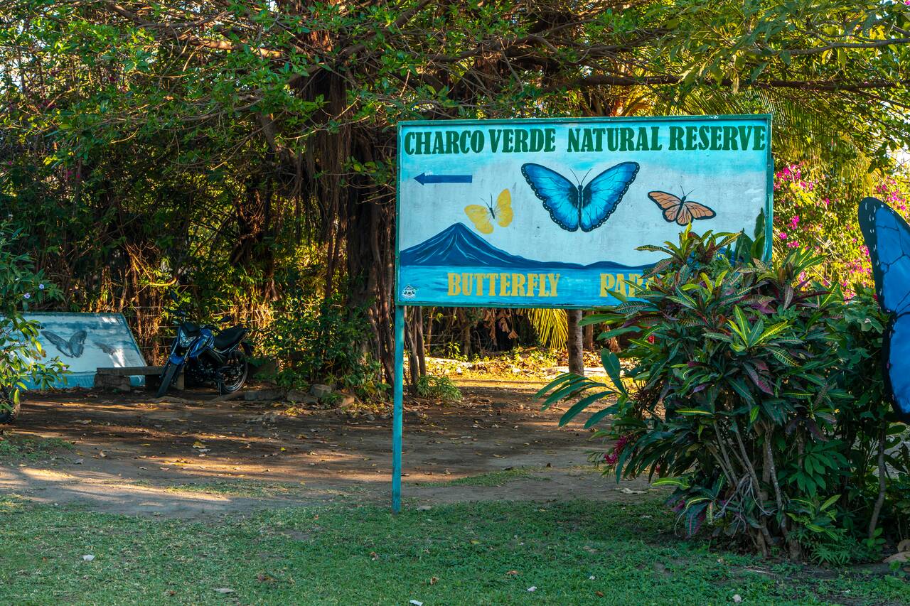 The sign to Charco Verde Park & Butterfly Aviary