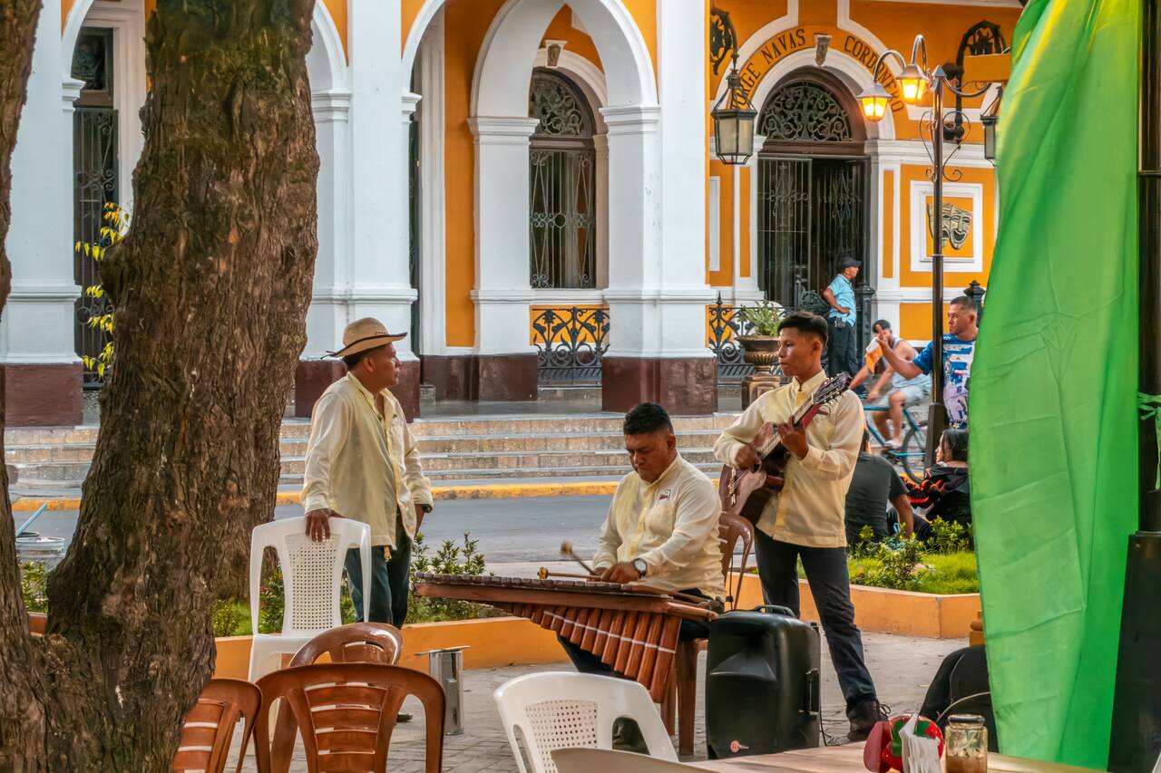 A local band playing at Calle La Calzada