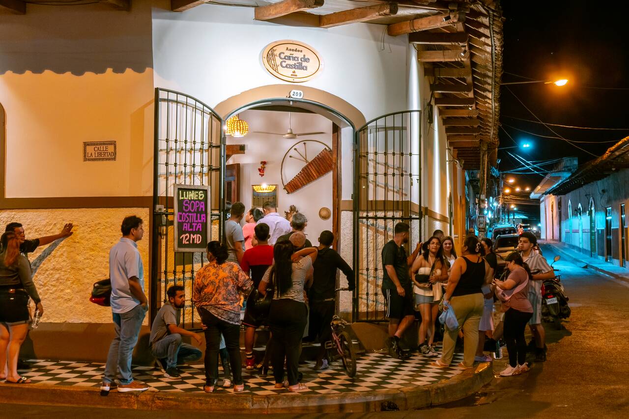 Long queues at Asados Caรฑa de Castilla